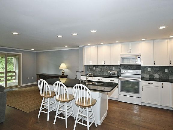 3rd image of 1569 Pineview Dr