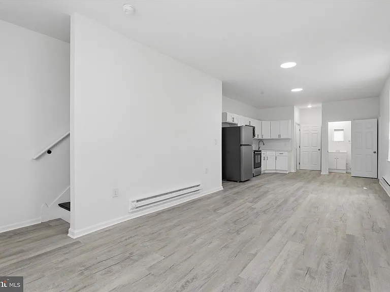 2209 W Toronto St — Photo 2