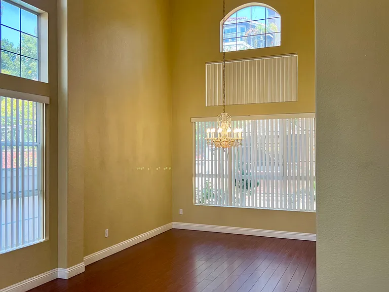 572 Parkside Dr — Photo 6