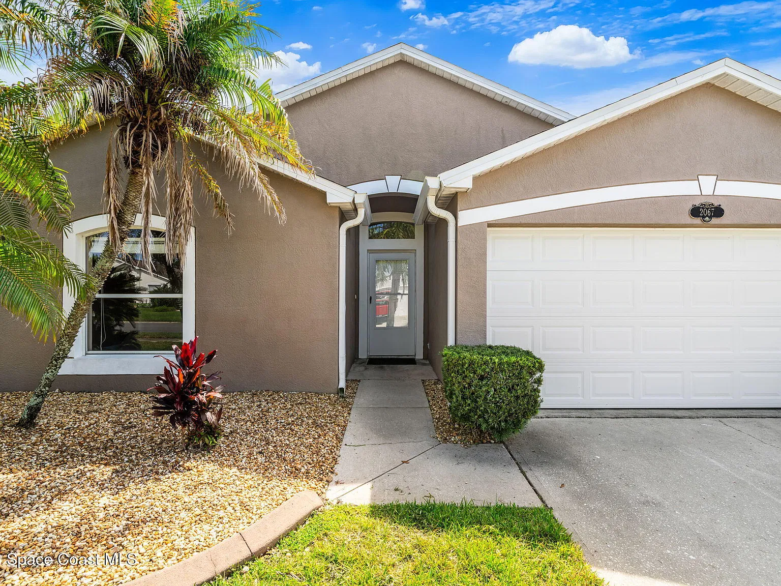 3 bed, 2.0 bath, 1600 sqft, $2,400 — Photo 2