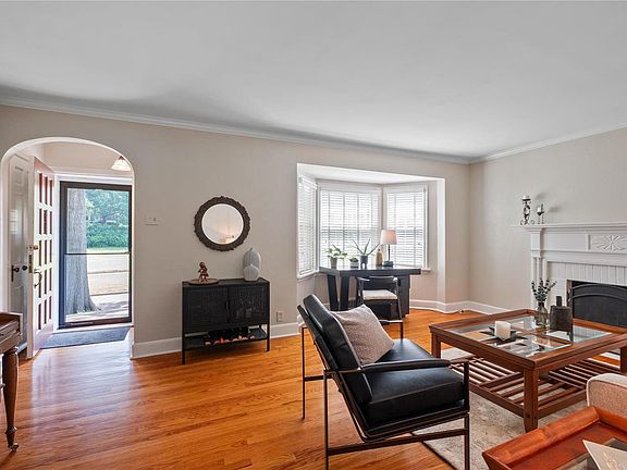 3rd image of 617 Country Club Dr