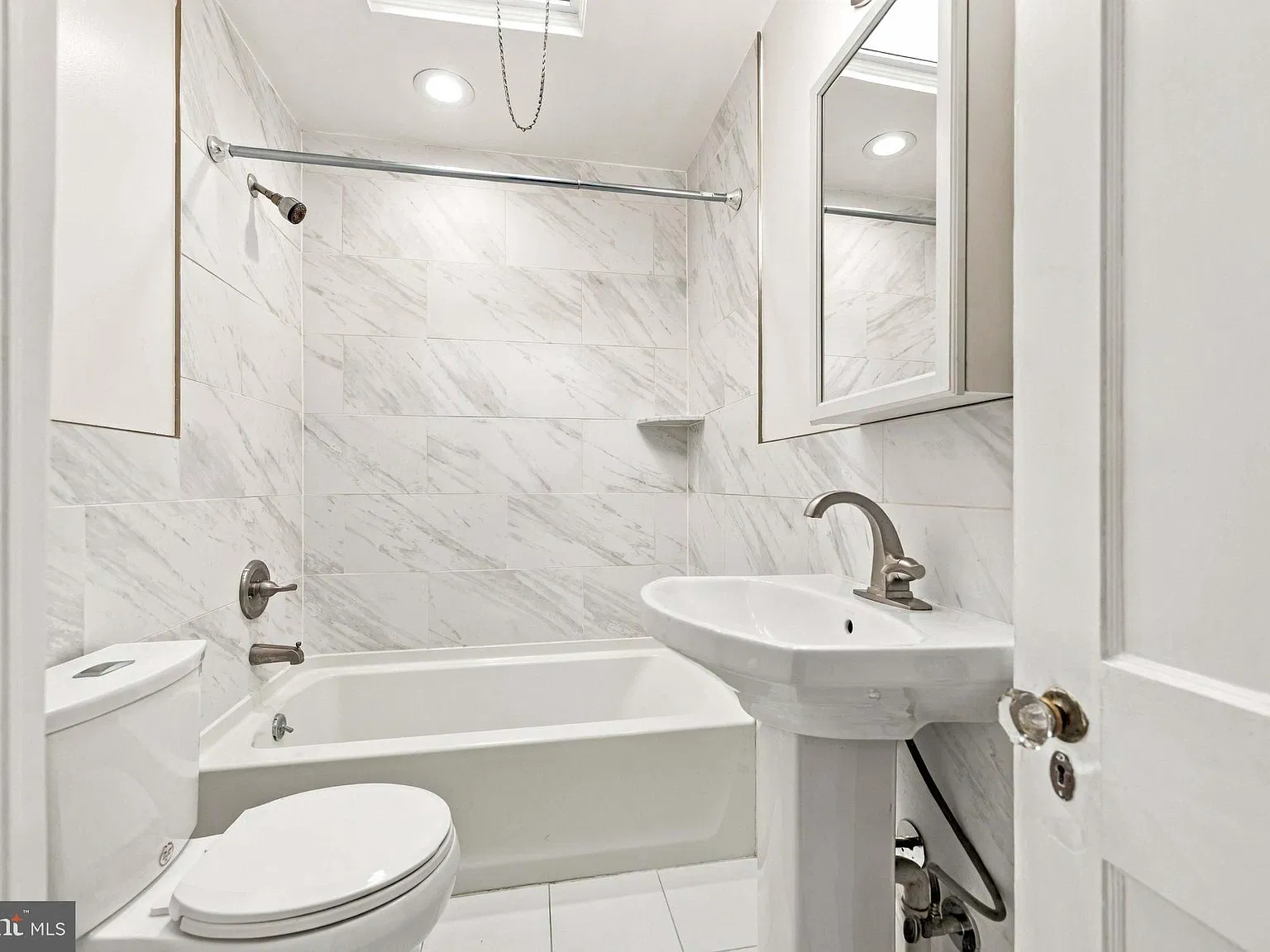 2 bed, 1.0 bath, 936 sqft, $2,100 — Photo 4