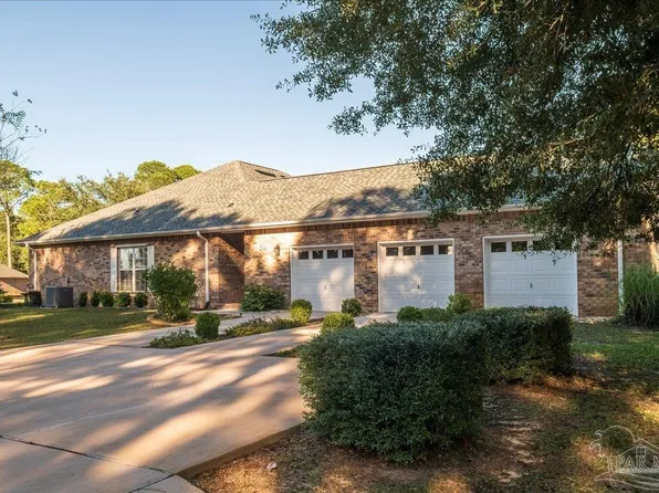 2500 Crescent Pl, Navarre, FL 32566