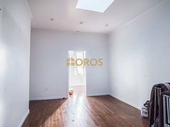 4th image of 213 E 10th St APT 17