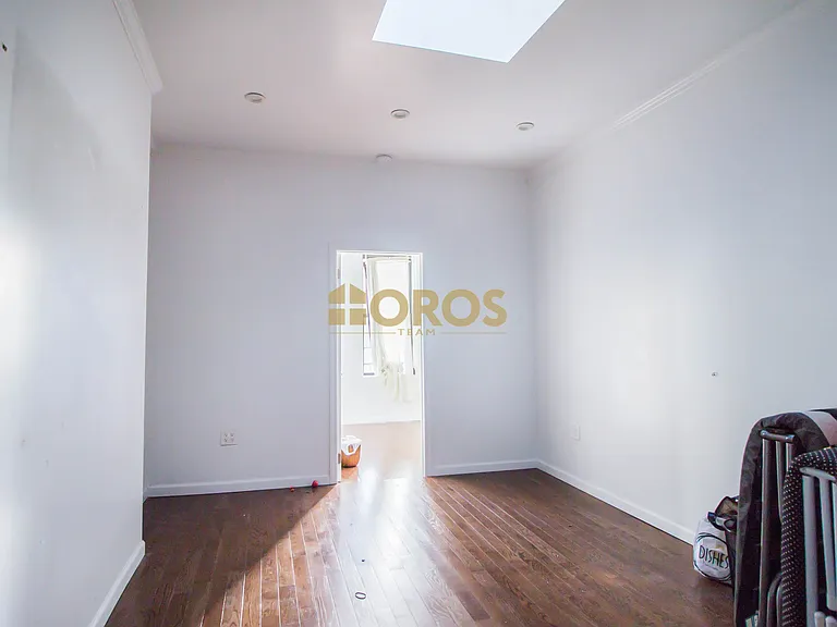 213 E 10th St #17 — Photo 4