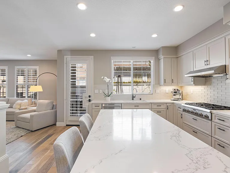 Welcome to the updated kitchen! These are the next set of photos...