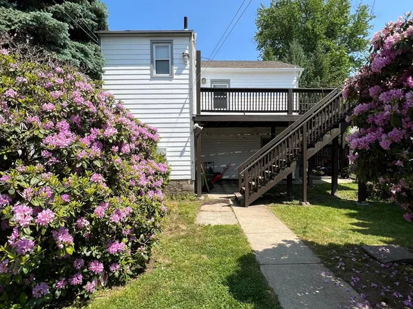 27 1st St #2R, Waterford, NY 12188