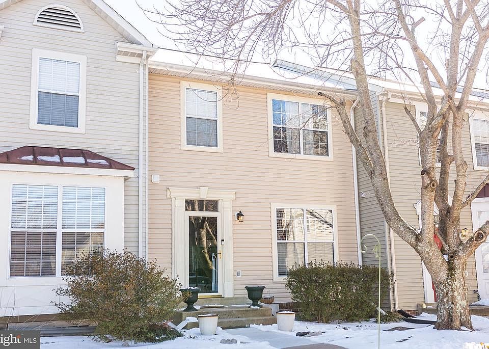 Come home to Stafford Glen Ct. So close to it ALL!