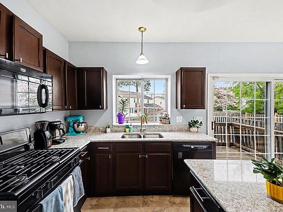 4th image of 122 Carnaby Way NE
