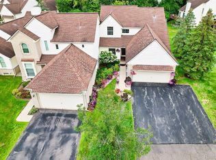 43730 Algonquin Dr, Novi, MI 48375