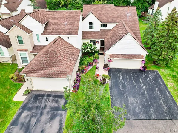 43730 Algonquin Dr, Novi, MI 48375
