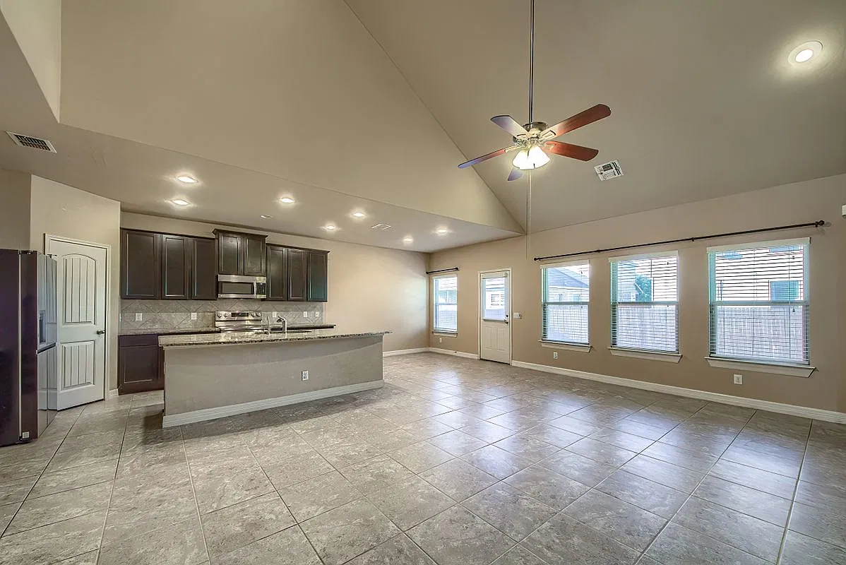 4 bed, 3.5 bath, 2963 sqft, $2,500 — Photo 4