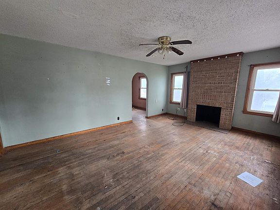 3rd image of 749 E Oakdale Ave