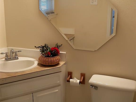 5th image of 1608 Debbie Dr