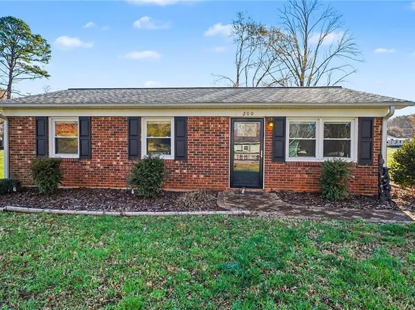 200 Redwood Bend Rd, King, NC 27021