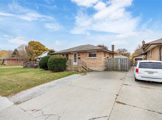 1035 Wellington St, Sarnia, ON N7S 1E4