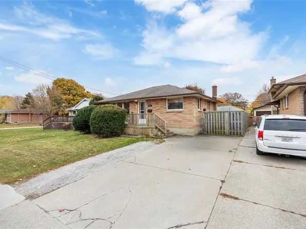 1035 Wellington St, Sarnia, ON N7S 1E4