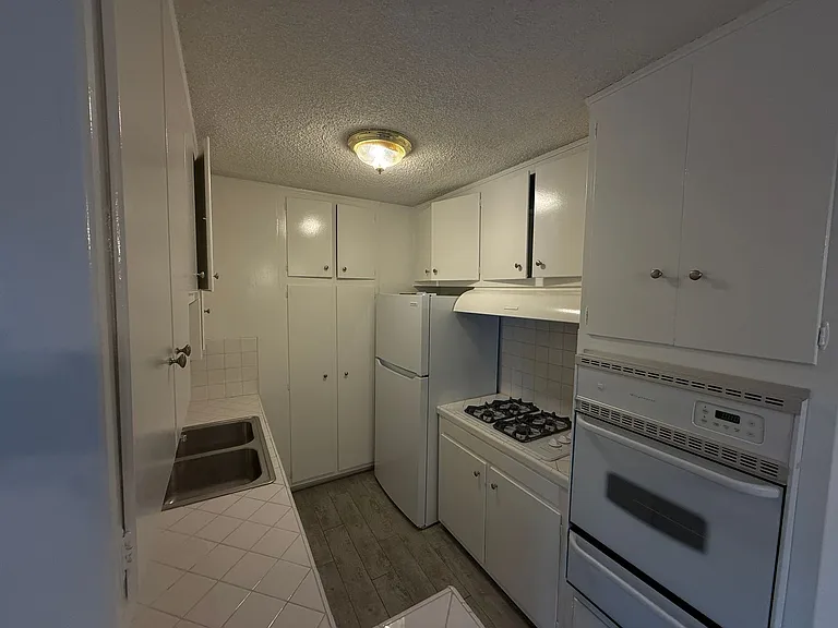 1520 N Hayworth Ave — Photo 27