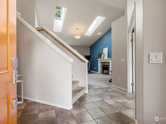 Hight vaulted ceilings and plenty of light welcomes you.>