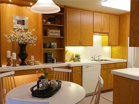 4th image of 812 100th Ave NE APT 11