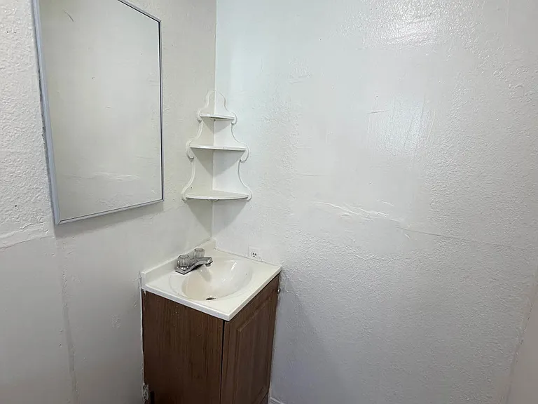 11824 Willowbrook Ave #1/2 — Photo 7