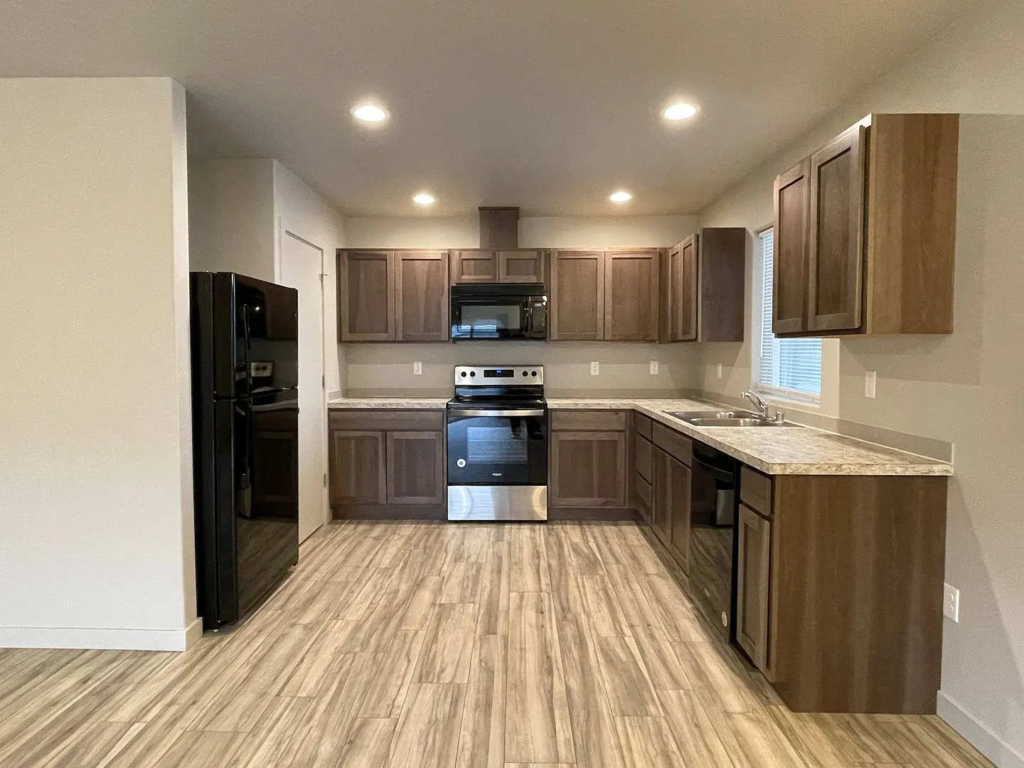 Beautiful 3 Bedroom Modern Duplex coming available soon! — Photo 2
