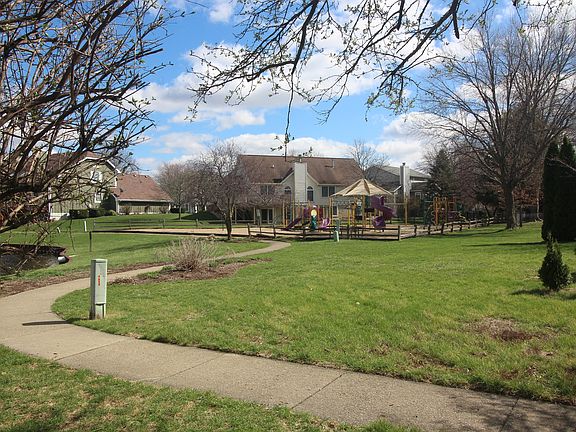 3rd image of 610 Old Farm Rd
