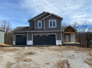 6391 NW Sioux Dr, Parkville, MO 64152