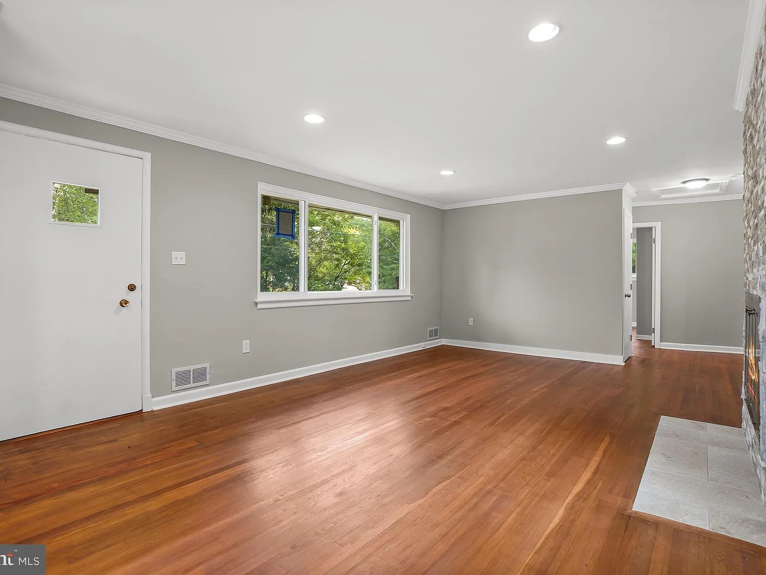 6 bed, 3.5 bath, 2192 sqft, $4,200 — Photo 3