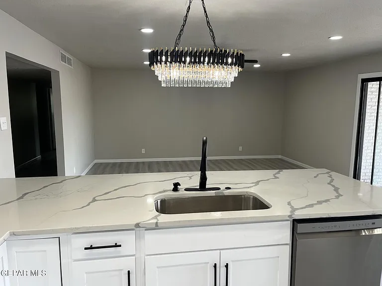 8600 Edgemere Blvd — Photo 14