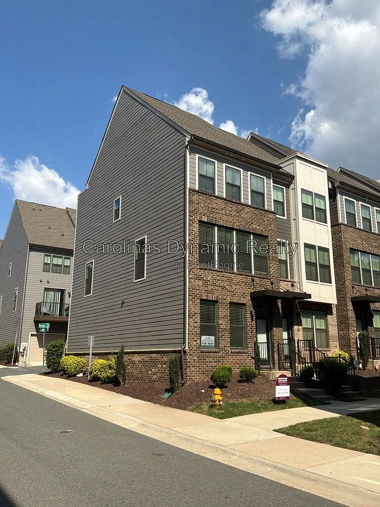 4 bed, 4.5 bath, 1851 sqft, $2,900 — Photo 1