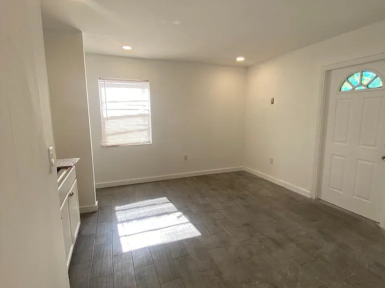 14280 NE 6th Ave #1 — Photo 2