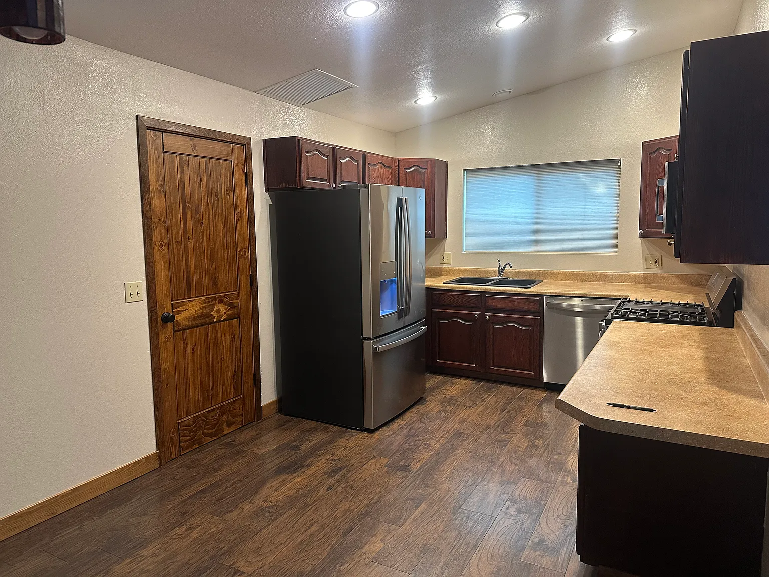 3 bed, 1713 sqft, $2,995 — Photo 3