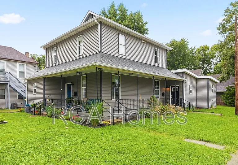 1452 Woodlawn Ave — Photo 1