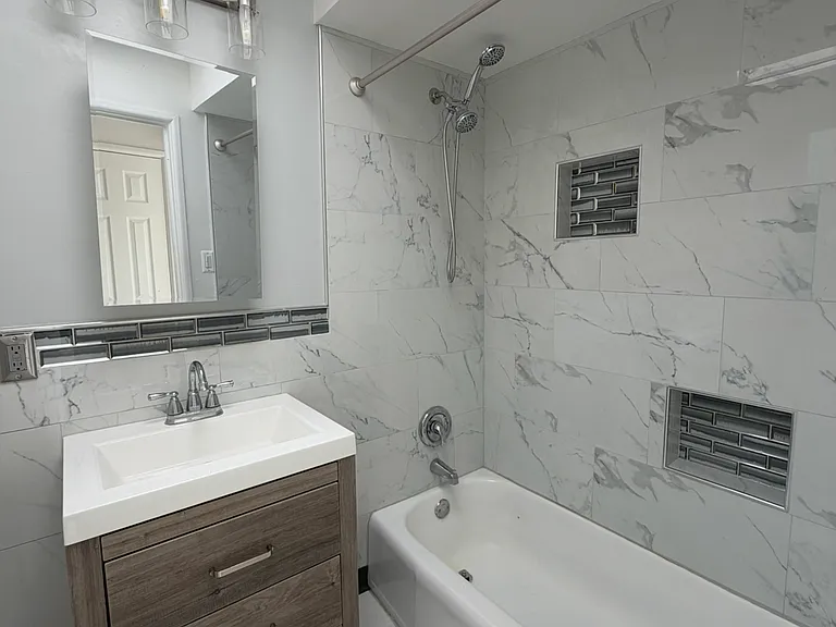2033 W 111th St #2S — Photo 5