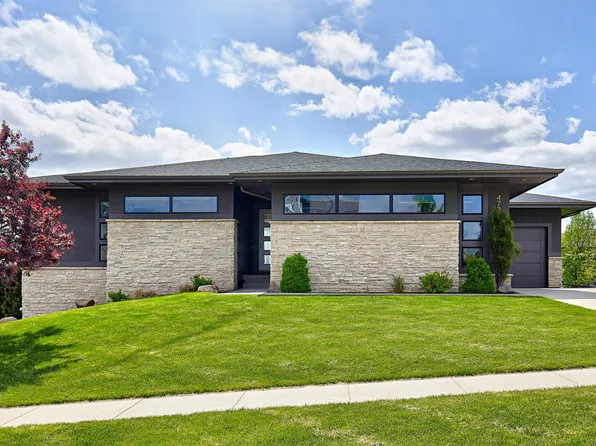 4722 152nd St, Urbandale, IA 50323