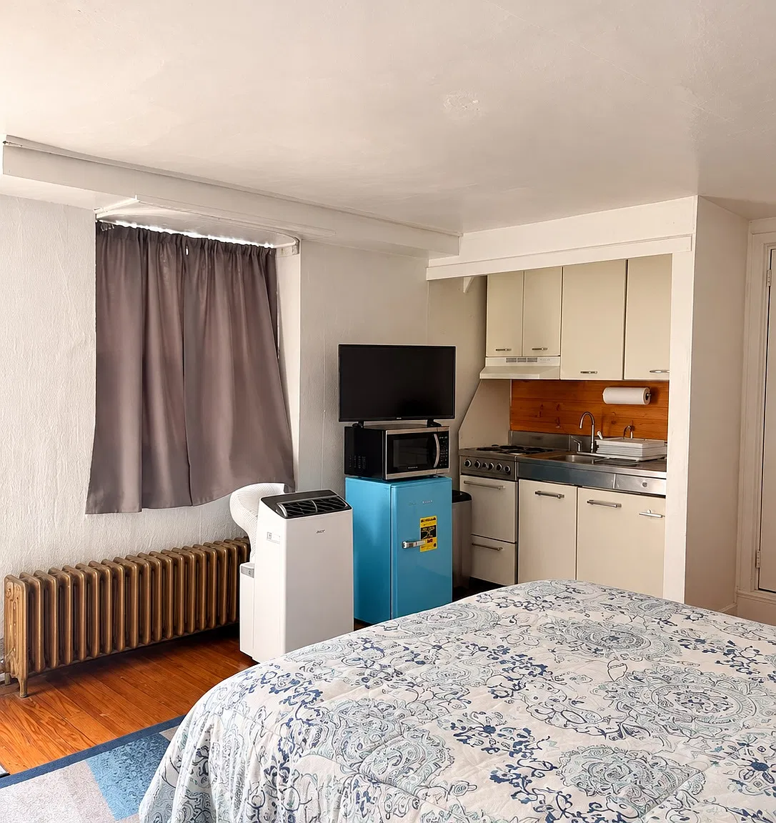 Studio, 300 sqft, $1,490 — Photo 4