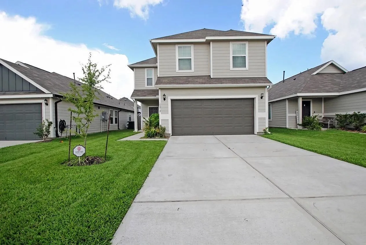 4 bed, 2.5 bath, 1956 sqft, $2,000 — Photo 1