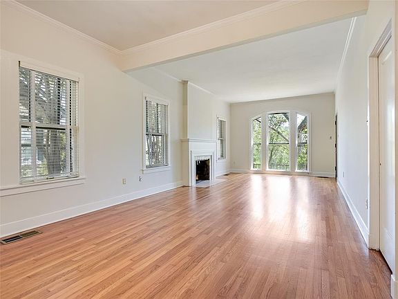 2nd image of 2206 Parkway