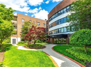 46 Grace Ave APT 1Q, Great Neck, NY 11021