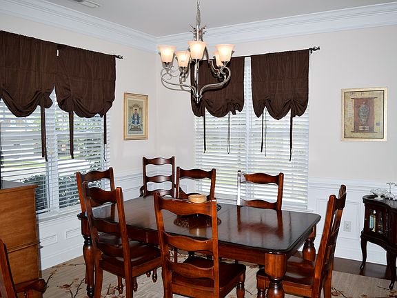 Dining room w/crown molding