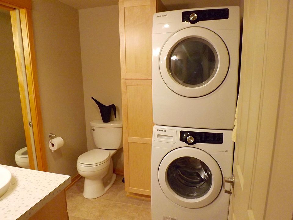 2nd image of 922 1/2 Main St #Loft