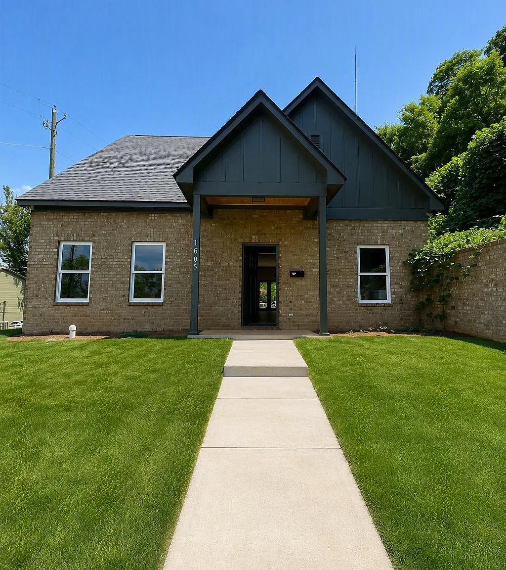 4 bed, 2.5 bath, 2400 sqft, $2,600 — Photo 1