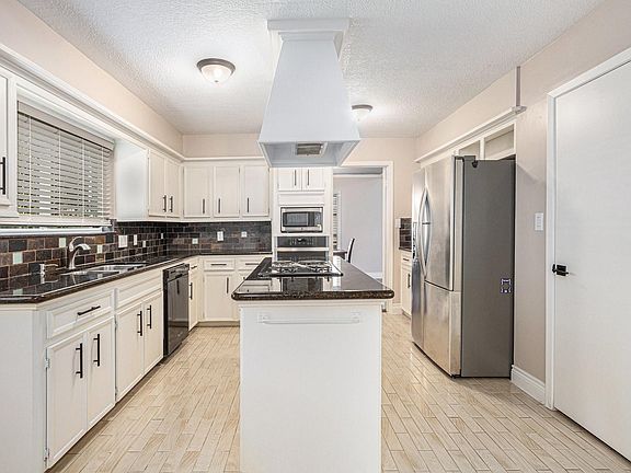 5th image of 2283 Woodland Springs St