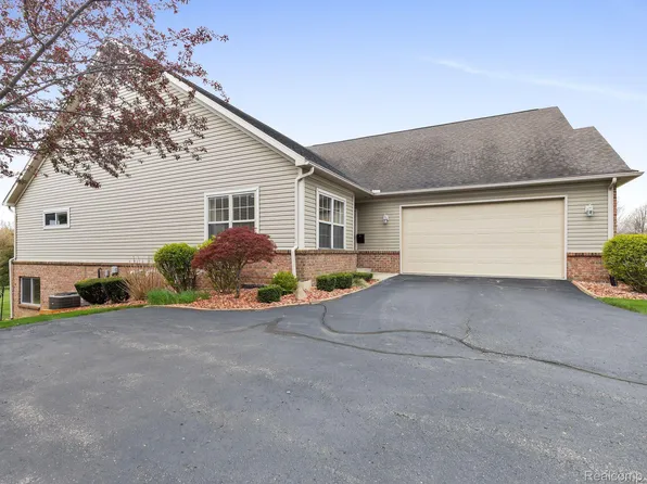 8060 Woodstone Dr, Grand Blanc, MI 48439