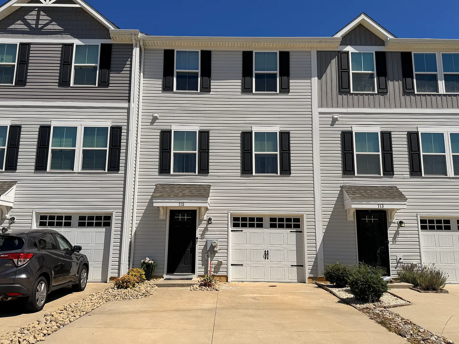3 bed, 1320 sqft, $2,300 — Photo 1