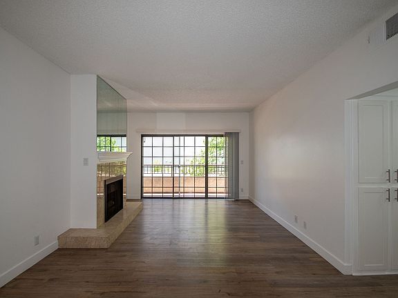 3rd image of 11594 Moorpark St APT 104