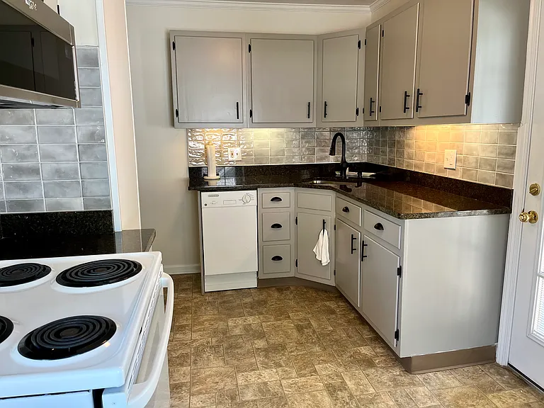 48 Spring Ln — Photo 12