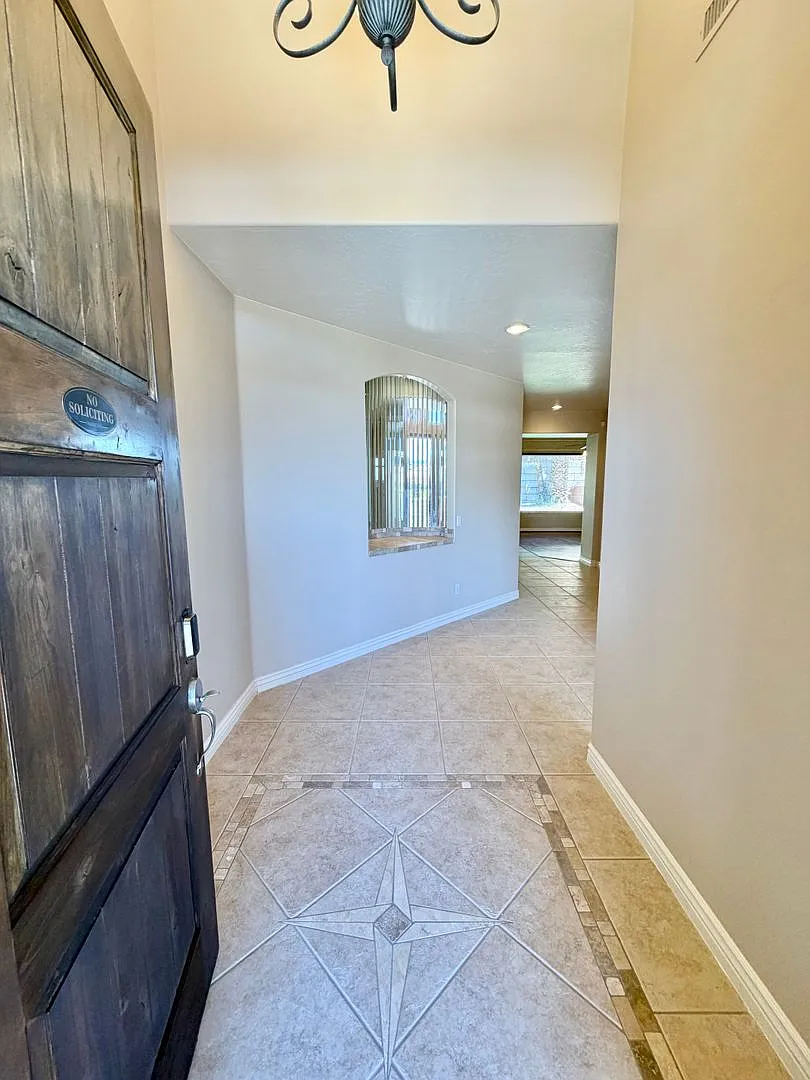 4 Bed, 2 Bath Home In The Quiet And Desirable Castle Rock Subdivision. **Pet Friendly** — Photo 4