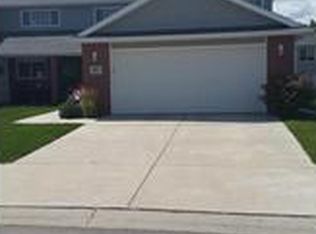 7651 Maple Village Dr, Lincoln, NE 68510